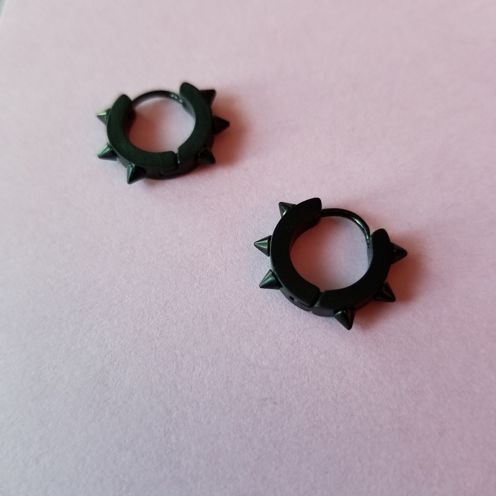 RARE ROMANCE Essential Spike Earring (Matte Black)